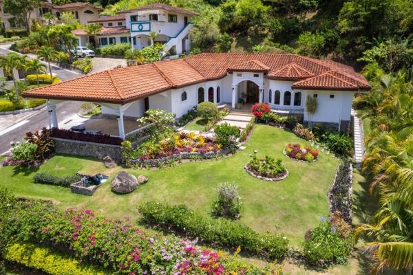 Casa de lujo con jardines en valle escondido boquete