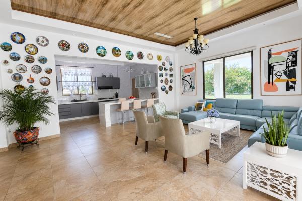 Casa de playa con piscina, jacuzzi y casa de huéspedes.