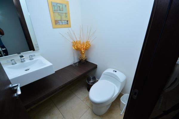 Apartamento amueblado de 2 dormitorios más estudio con vistas al mar.
