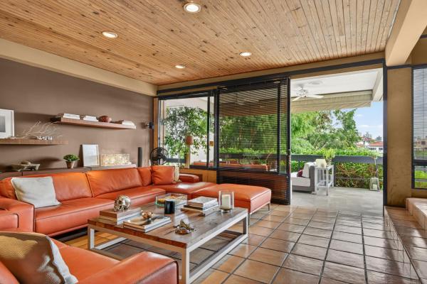 Bioclimatic architect-designed home in dos mares