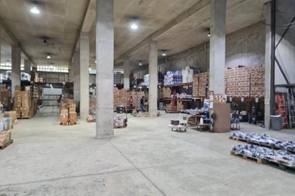 Venta de edificio con amplia bodega y oficinas en la ciudad