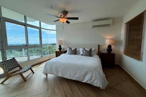 Amplio condominio con vista al mar en venta