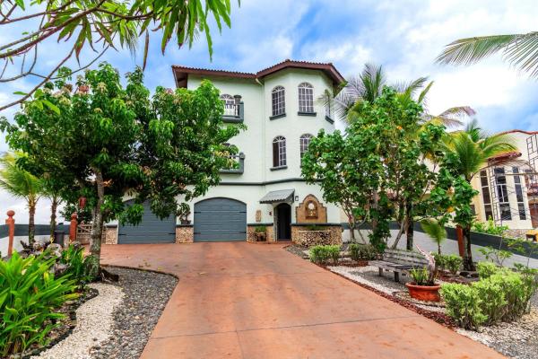3 story beachfront house in la barqueta