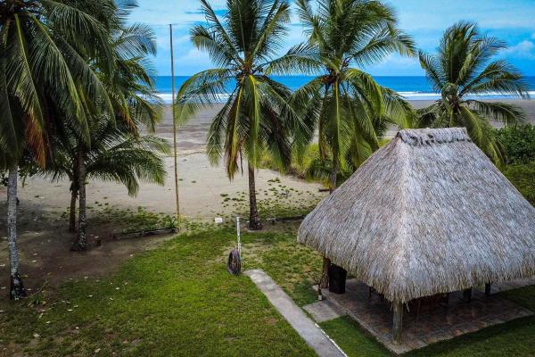Casa junto a la playa con paneles solares en las lajas