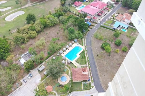Apartamento en venta con vistas al campo de golf oceano y montana