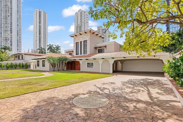 Mansion in golf heights