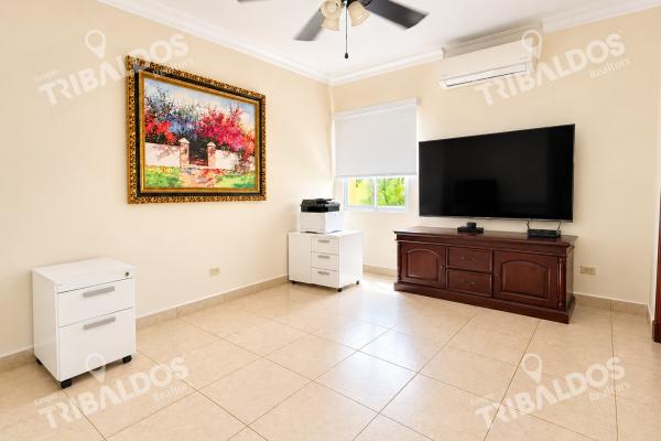 Venta de casa en costa del este con cocina remodelada