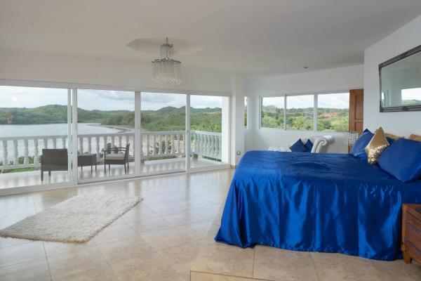 Beachfront 4-bedroom home with pool in boca chica