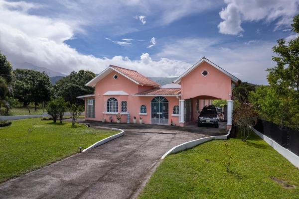 Fully furnished alto boquete home for sale