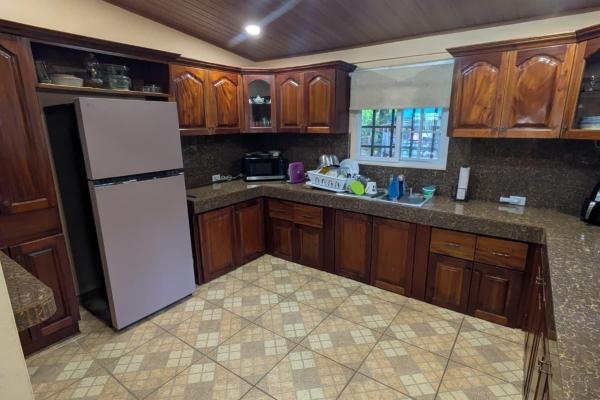 Se vende casa con casa de huéspedes y amplio terreno.