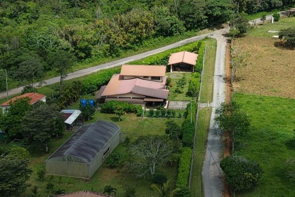 Casa familiar con jardines y taller en un terreno de 3486 m² en potrerillos