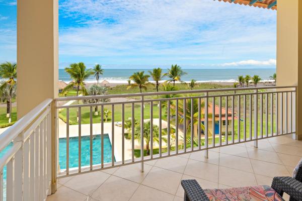 3 bedroom beachfront condo in playa la barqueta