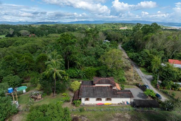 Home with 3 apartments, lagoon access