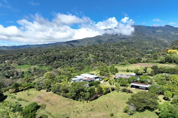 Country estate with multiple buildings in palmira