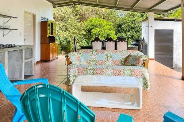 Casa en pedasí con área independiente para huéspedes
