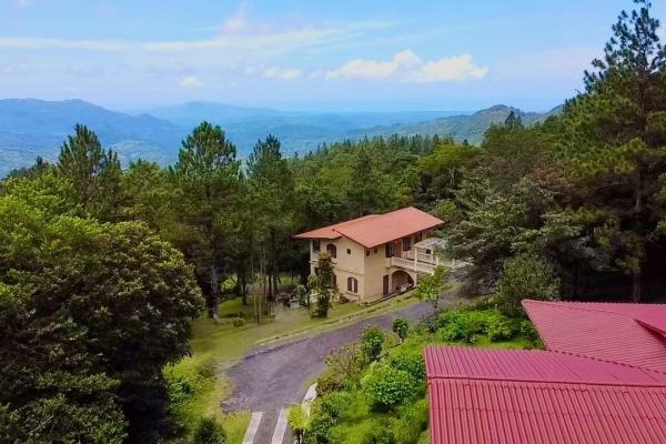 Mountain retreat in altos del maria