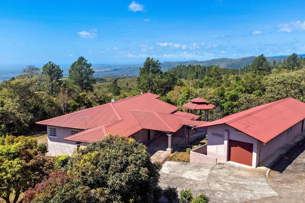 7 hectares mountain solar-powered home in boquete