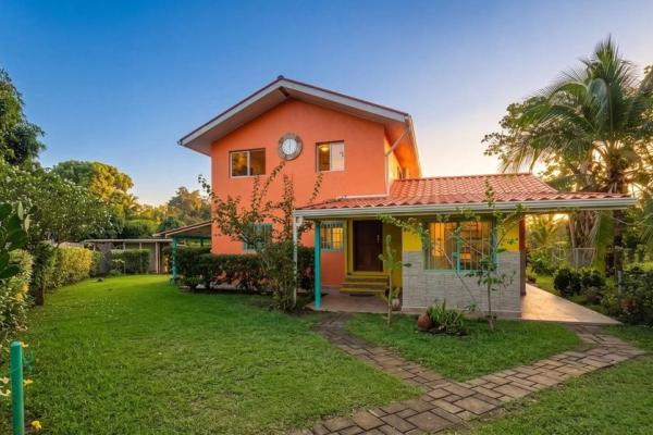 Propiedad con casa principal, 6 estudios y piscina