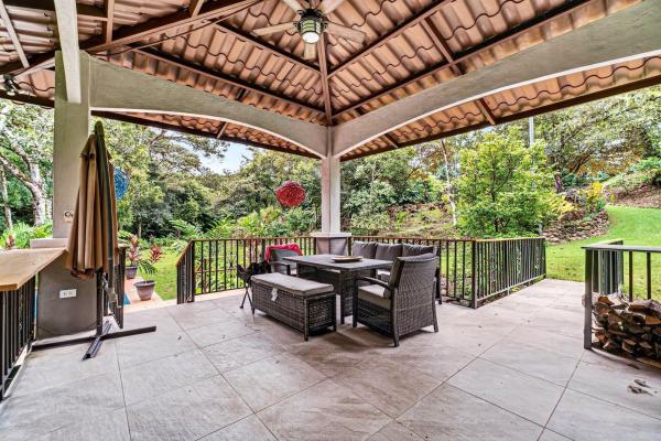 Finca ribereña con dos casas en 3,14 acres.