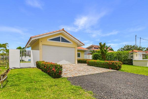 Beautiful modern 2 bdrm home with pool