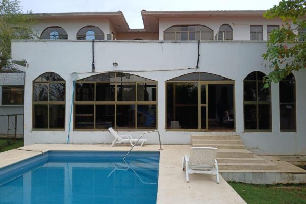 Se vende o se alquila elegante casa de dos pisos