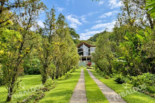 Casa en venta en el valle de antón con 1.1 hectáreas de terreno y vistas a las montañas