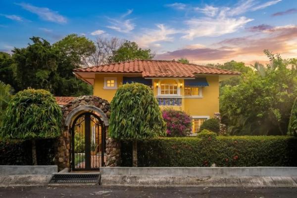 Coronado golf club home with pool
