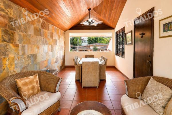 Venta de casa de 2 niveles en altos del golf