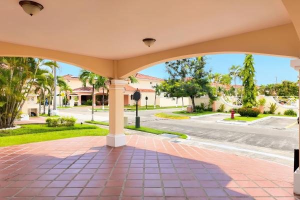 Alquiler de casa unifamiliar en esquina – costa sur, villa valencia