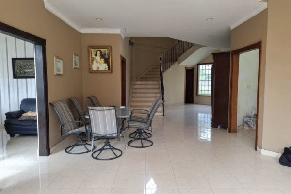 Venta de casa dos niveles con terreno en la chorrera