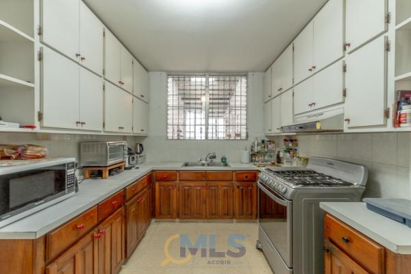 Two-story house with 4 bedrooms in altos de panamá