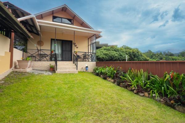 Casa más 2 apartamentos y casita en venta