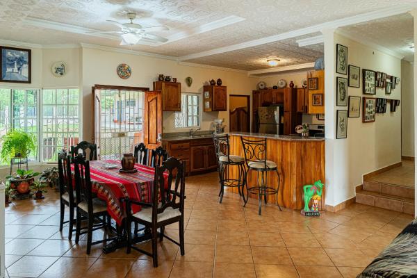 La casa de tus sueños con un amplio terreno en boquerón