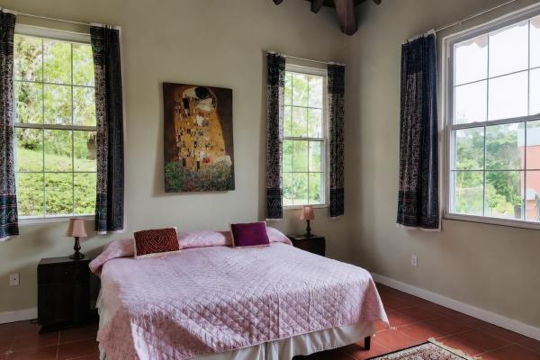 Spacious home for sale in altos del maria with pan