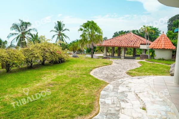 Terreno para desarrollo al lado del hotel gran evenia bijao, frente al mar