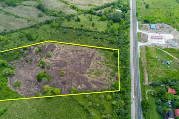 Terreno de 8 hectáreas en venta con acceso a la carretera panamericana.