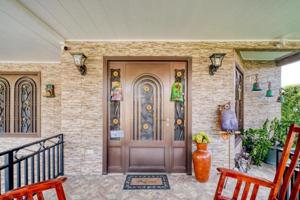 Beautifully maintained 3-bedroom home with guest s