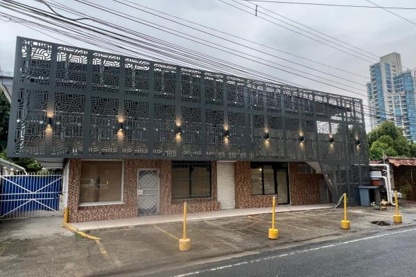 Se alquila casa comercial de dos pisos