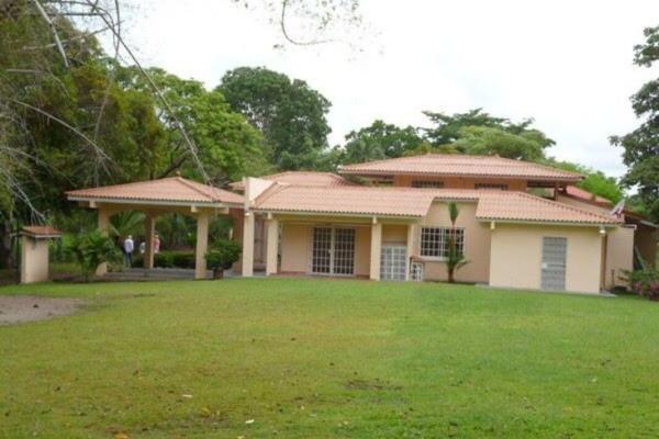 House for sale with land in coloncito, chame
