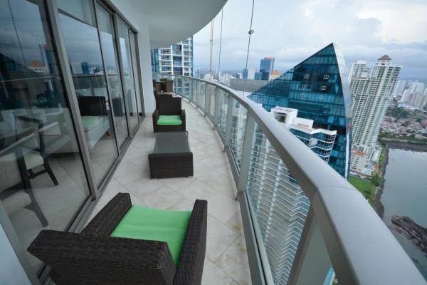Apartamento amueblado de 2 dormitorios más estudio con vistas al mar.