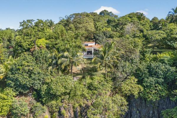 Oceanfront home with swimming pool in mata oscura