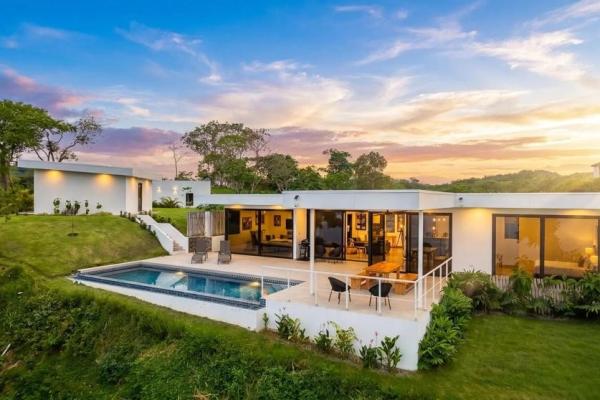 Casa frente a la playa con casita y piscina en hermosa bay