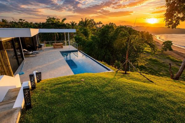 Casa frente a la playa con casita y piscina en hermosa bay