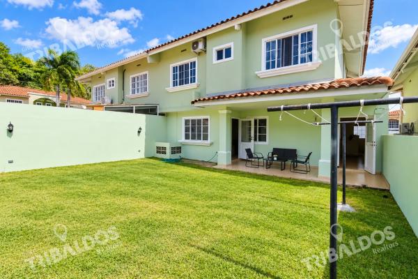 Venta de casa adosada en villa de las azores en villa lucre