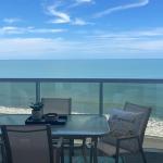 Apartamento moderno de 2 habitaciones frente al mar en playa malibú