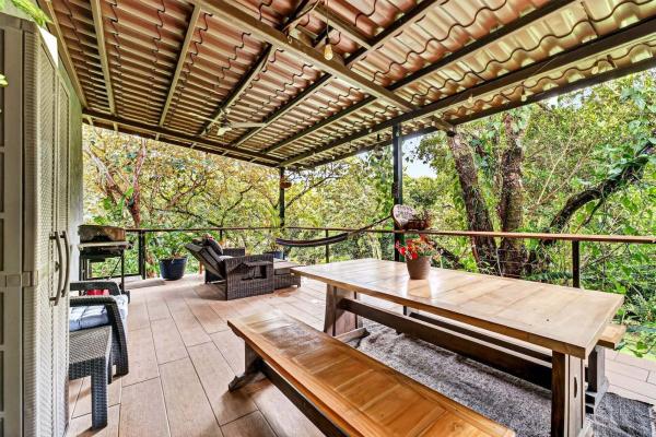 Finca ribereña con dos casas en 3,14 acres.