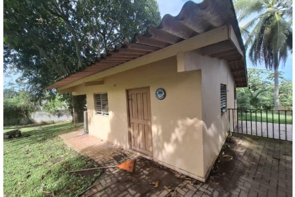 Venta de casa dos niveles con terreno en la chorrera