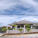 Casa renovada en alto boquete con dos autos