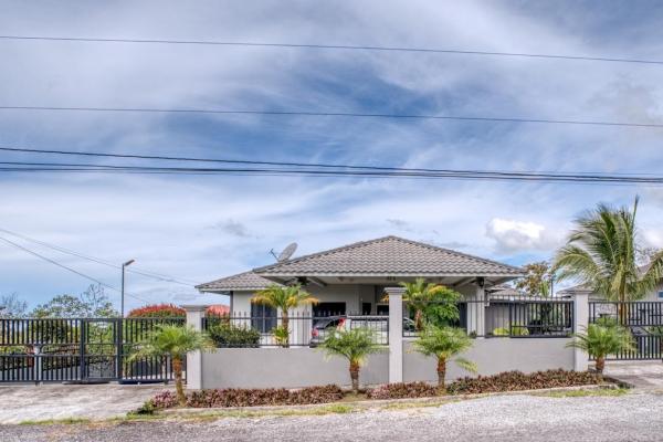 Casa renovada en alto boquete con dos autos