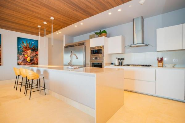 Se vende exclusivo apartamento de 3 habitaciones frente a la isla.